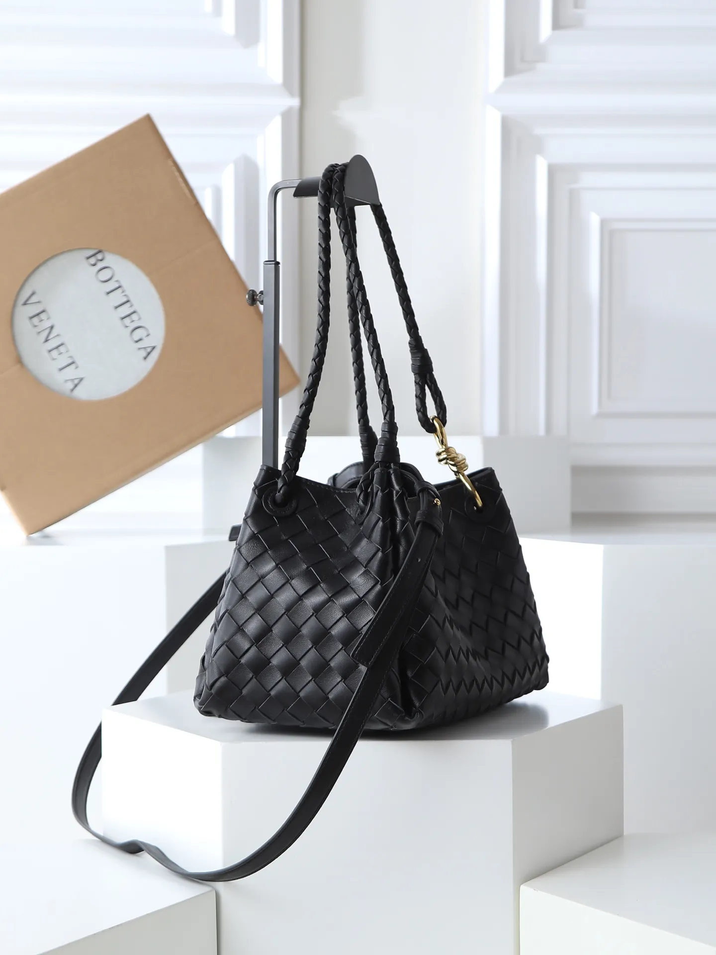1300. BV's new intrecciato woven leather shoulder bag 🪂 835921 comes with a detachable diagonal shoulder strap and comes with a mini bag inside. The appearance retains the unique design of BV woven leather. The parachute bag is a bag that makes people fall in love before seeing the real thing. The small golden knot embellishment is full of simple and high-end sense to meet your needs in different occasions. Size: 29.5X18.5X17.5cm
